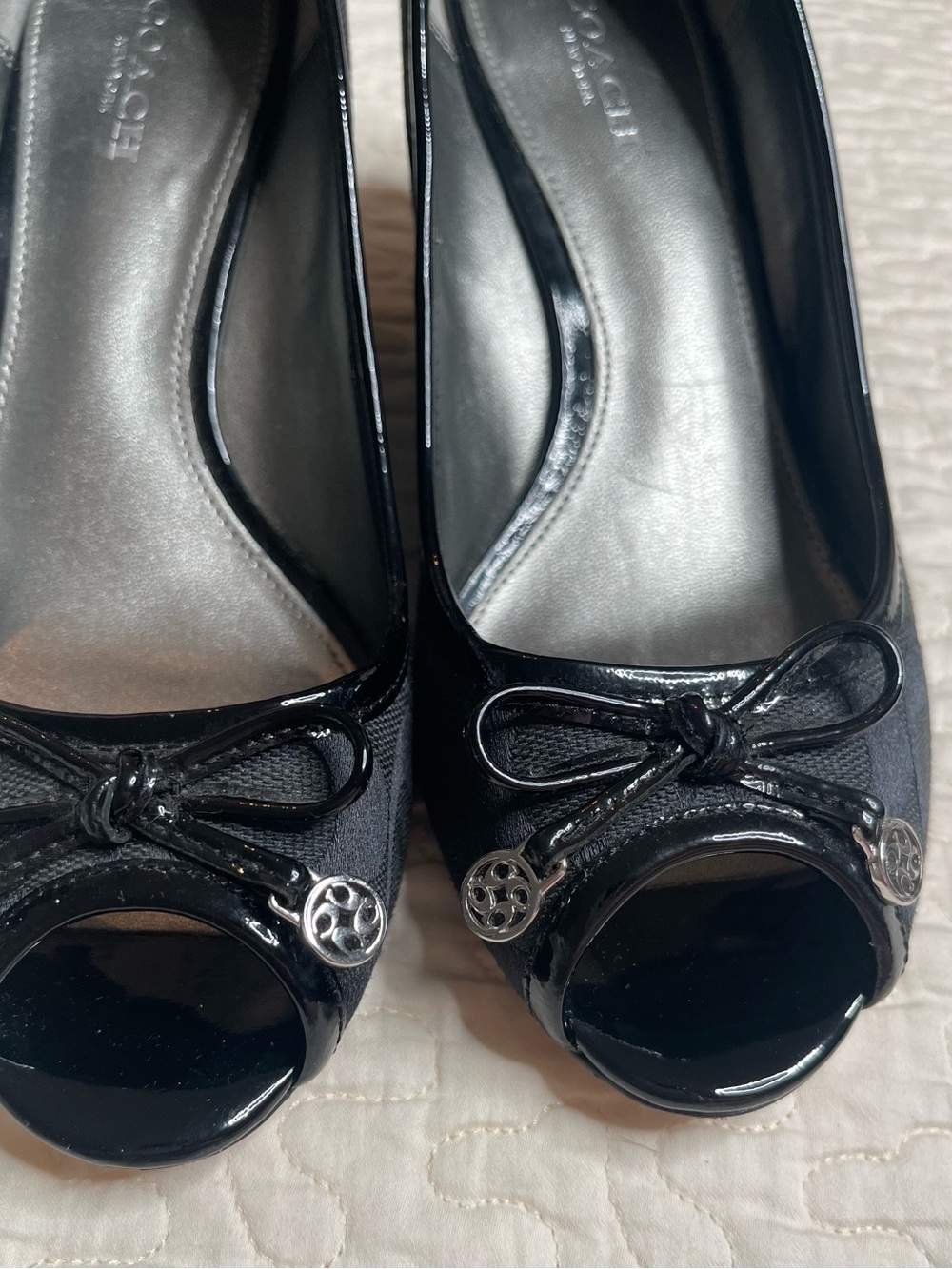 Coach Black Signature C Peep Toe Wedge Heels Patent Bow Shoes Women Size 6.5B - Picture 5 of 10